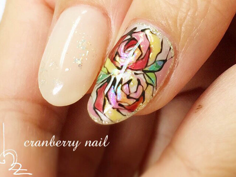 冬には芸術的なステンドグラスネイルがおすすめ