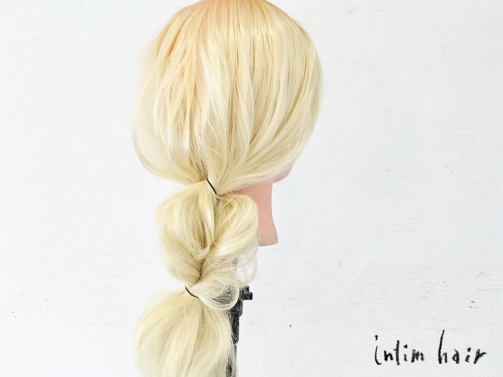 簡単で素早く作れるヘアアクセ要らずのポニーテールを紹介