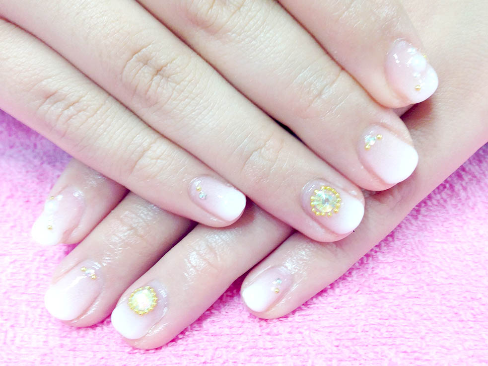 ショートネイルはグラデーションで短さをカバーできます