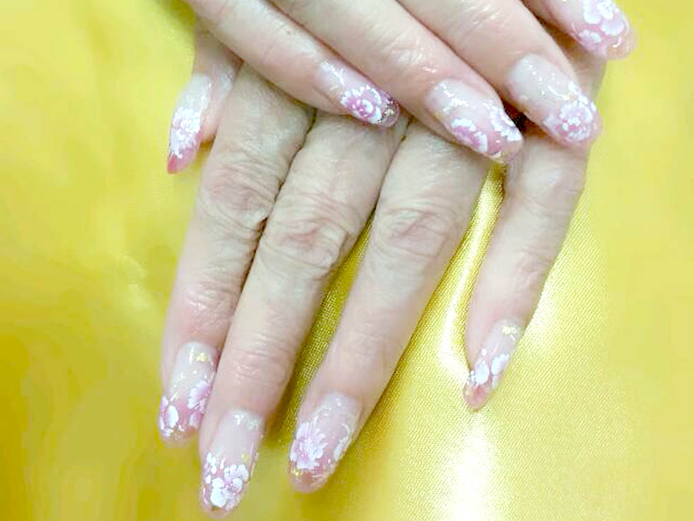 ベースのカラーをクリアにしたり、手描きのアートを入れても◎