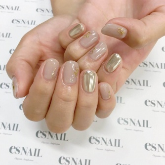 カジュアルにもフェミニンにもOKな万能ミラーネイル（画像提供：esNAIL）