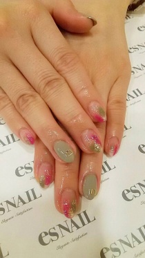 鮮やかな色も部分使いでオフィスOK（画像提供：esNAIL）
