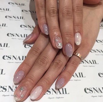 白×キラキラもくすみカラーと合わせれば甘すぎない（画像提供：esNAIL）