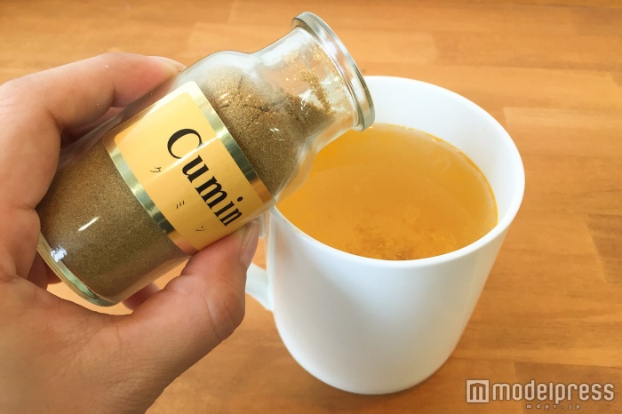 オレンジ色に変化（C）モデルプレス