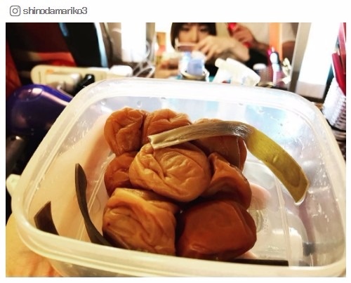 篠田麻里子が「必需品」と語る美食品って？隠されたダイエット効果／Instagram