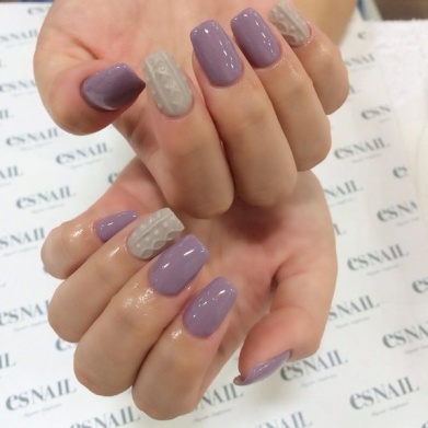 くすみパープルとグレーで大人系ニットネイル／画像提：esNAIL