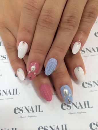 あえて白はツヤを出し、ニットの柄を左右変えているのがポイント／画像提供：esNAIL