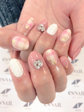 ブランケットネイルと合わせればぐっと優しい印象に／画像提供：esNAIL