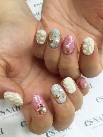 ニット柄にハートを忍ばせて思いっきりガーリーに！ちび爪さんでもOK／画像提供：esNAIL