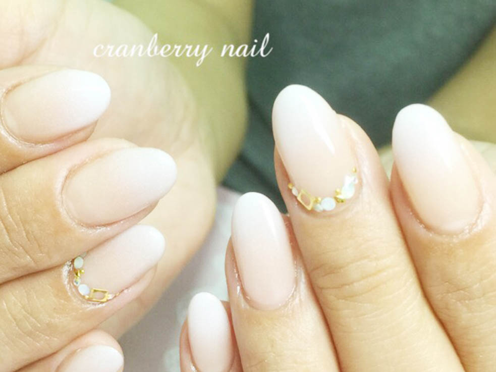 ホワイトグラデージョン＋ゴールドで上品な冬ネイルに