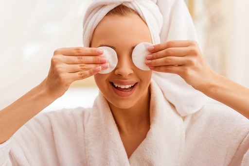 コットンで目を隠す女性の写真