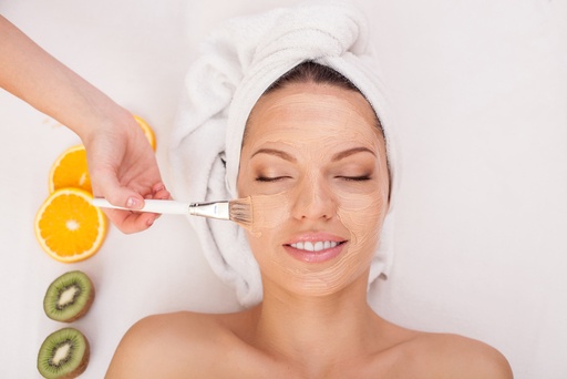 ピーリングをする女性の写真