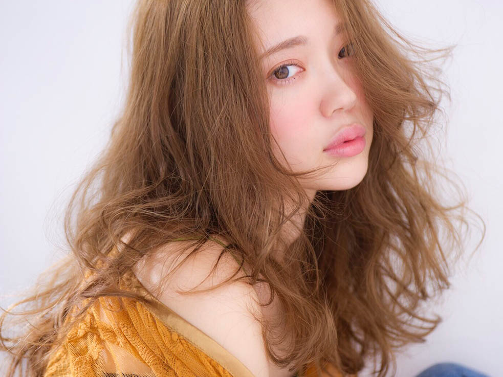 秋冬のおすすめヘアカラー① 透明感のあるキャメルベーシュ