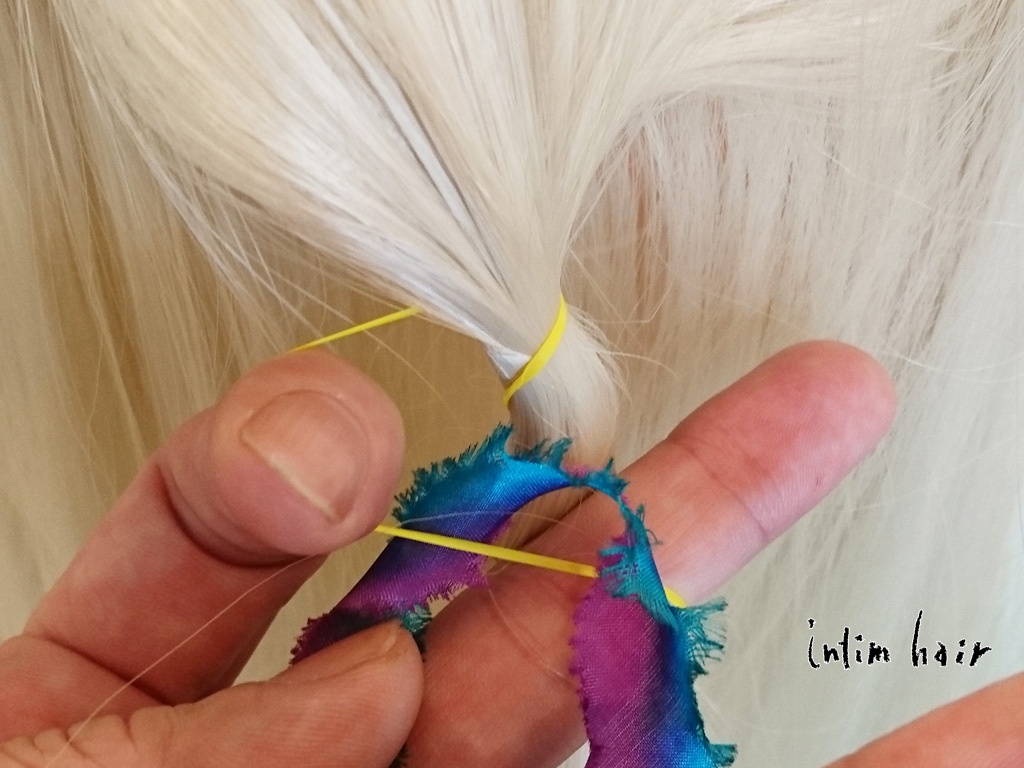 リボンを2本にまとめて三つ編みするのがポイント！