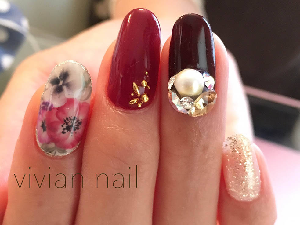 ワンカラーネイルに押し花のようなリアルフラワーをプラス