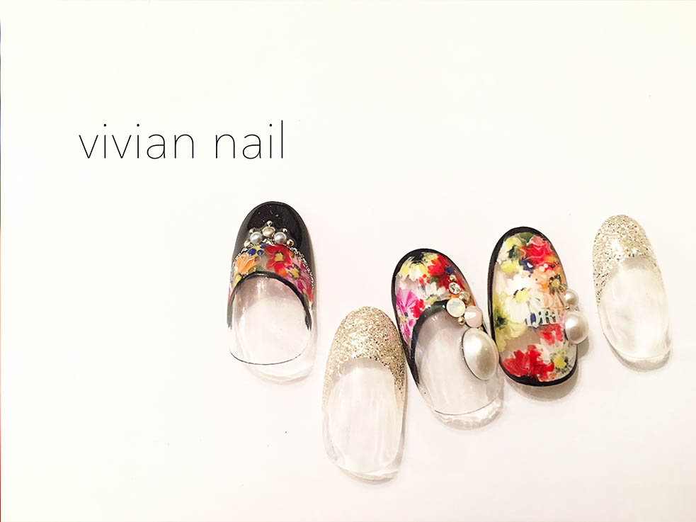 フレンチネイルに花柄をあしらって、上品で華やかに