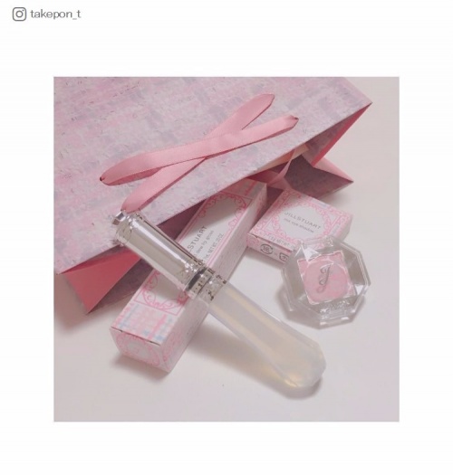 「ジルスチュアート」虹色の輝き“オーロラグロス”がツヤリップになれると話題／saltychan0123さんInstagramより