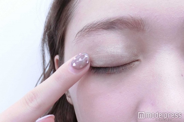 ポンポンとアイシャドウを乗せる/モデル:小澤しぇいん