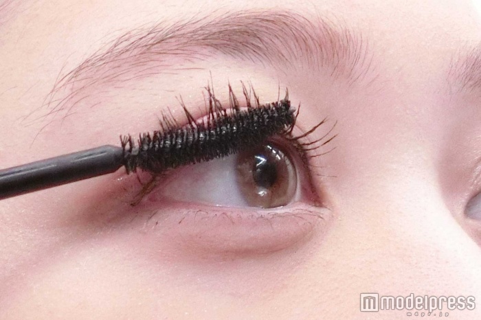 左右ジグザグに動かすのがコツ/モデル:小澤しぇいん