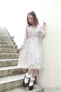 ボルドーカラーが映える可、憐なワンピースに合わせて/モデル:小澤しぇいん