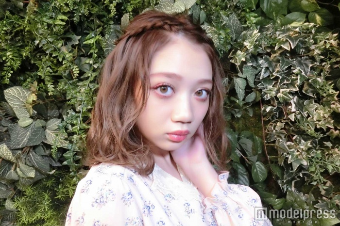 ボルドーカラーをメイクにも取り入れて/モデル:小澤しぇいん