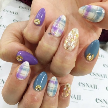 可愛いニットにもクールなシャツにも合わせやすい!オシャレが楽しくなるネイル(画像提供:esNAIL)