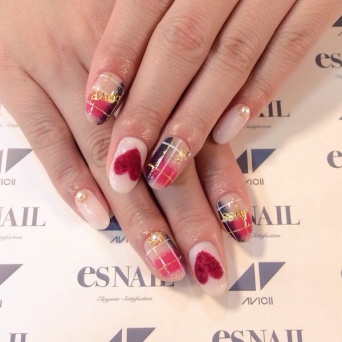 赤の部分使いで派手過ぎない!トレンド感もOK(画像提供:esNAIL)