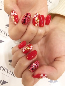 市松模様のポイント使いが◎（画像提供：esNAIL）