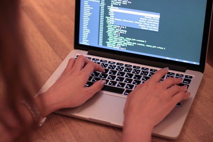 デスクワークに肩こりはつきもの／photo by GIRLY DROP