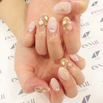 ゴールドのポイント使いでハッピーな印象に（画像提供：esNAIL）