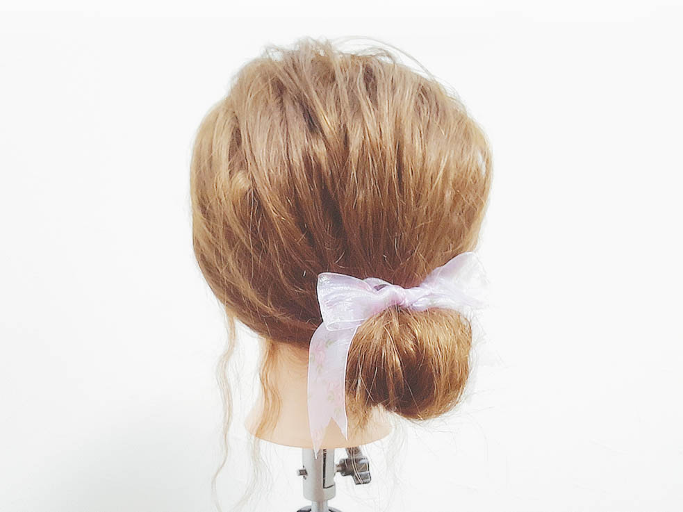 シニヨン部分にリボンをちょうちょ結びに結んで、さらにかわいく!!