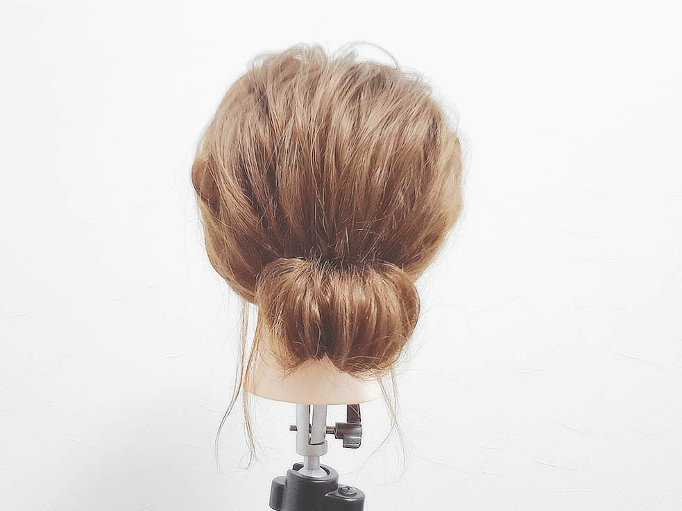 シニヨンの表面の毛束を引き出してほぐします