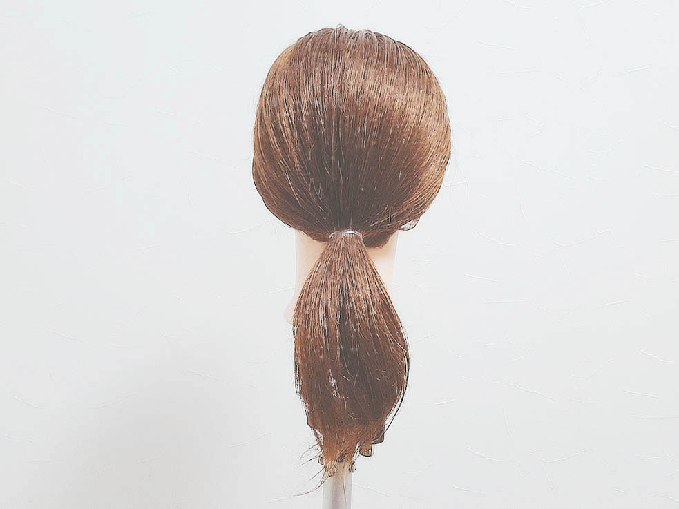 ヘアゴムを使って、後ろでひとつに結びます