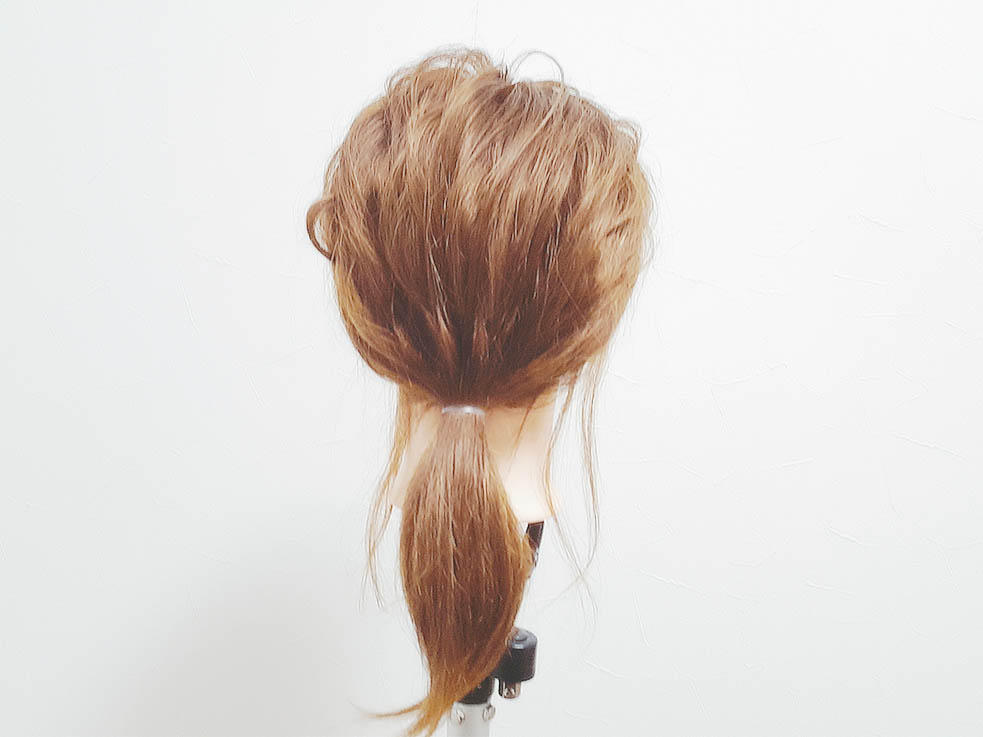 表面の毛束を引き出して崩します