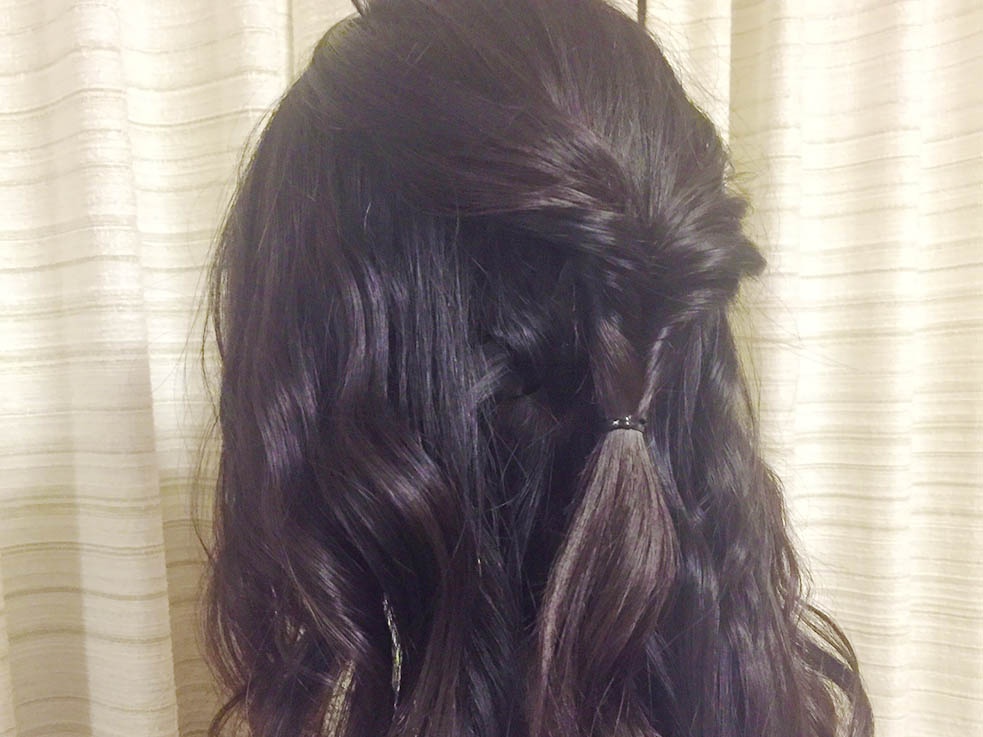 ②トップの髪を結んで、毛先を上から通してくるりんぱします。