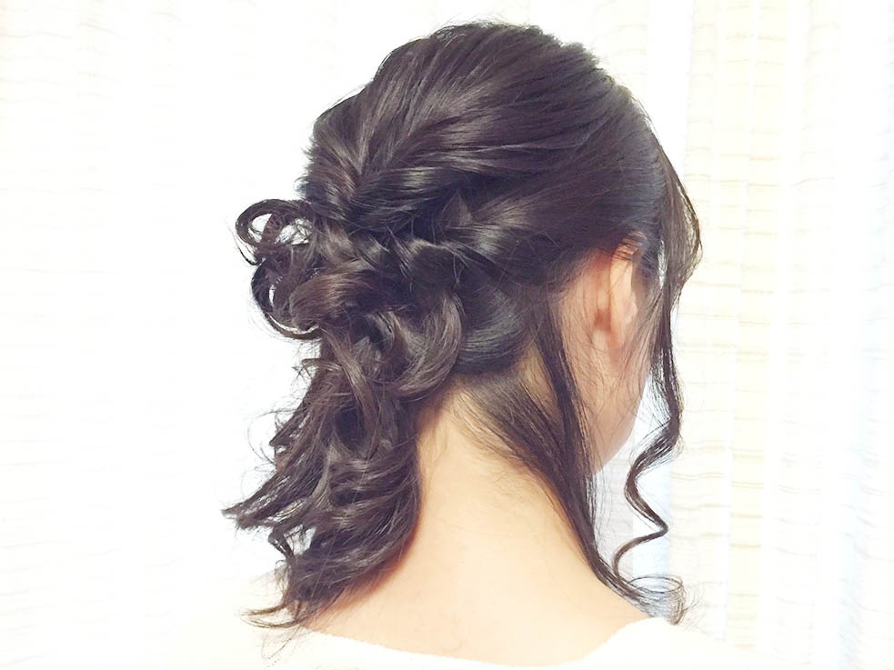 襟足の髪の片側アップで、大人女子の余裕を演出して……