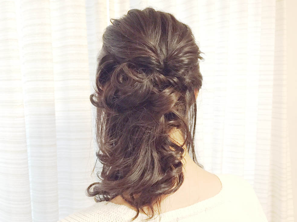 ④最後に残しておいた左側の髪を細めのコテでラフにツイスト巻きにして完成です。