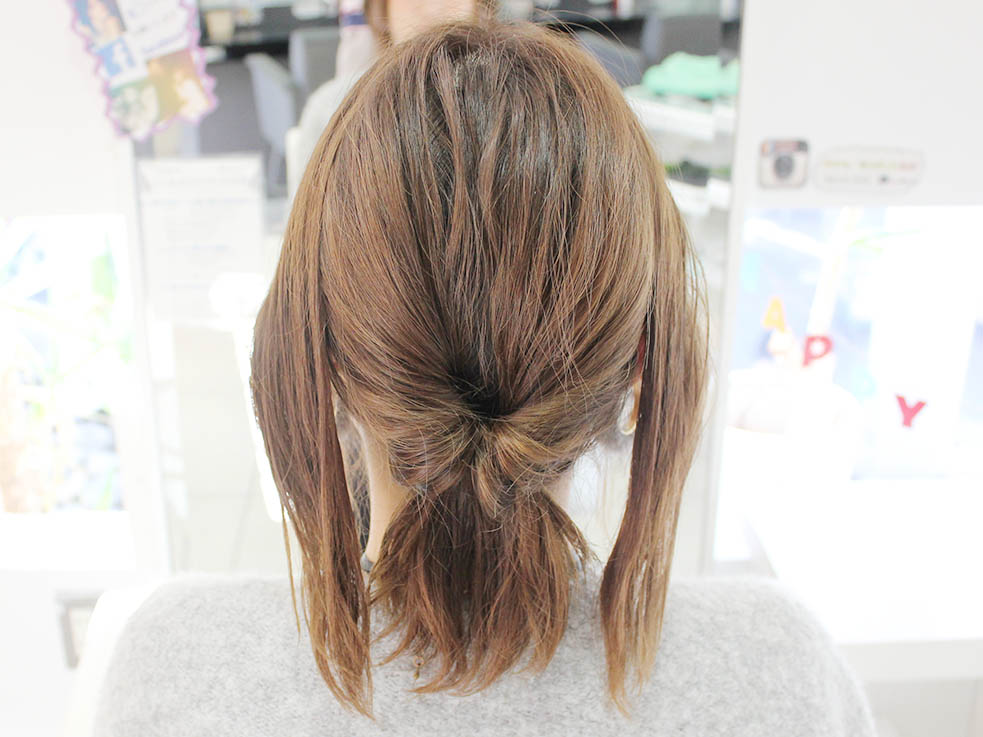 上から毛束を通して、くるりんぱにします