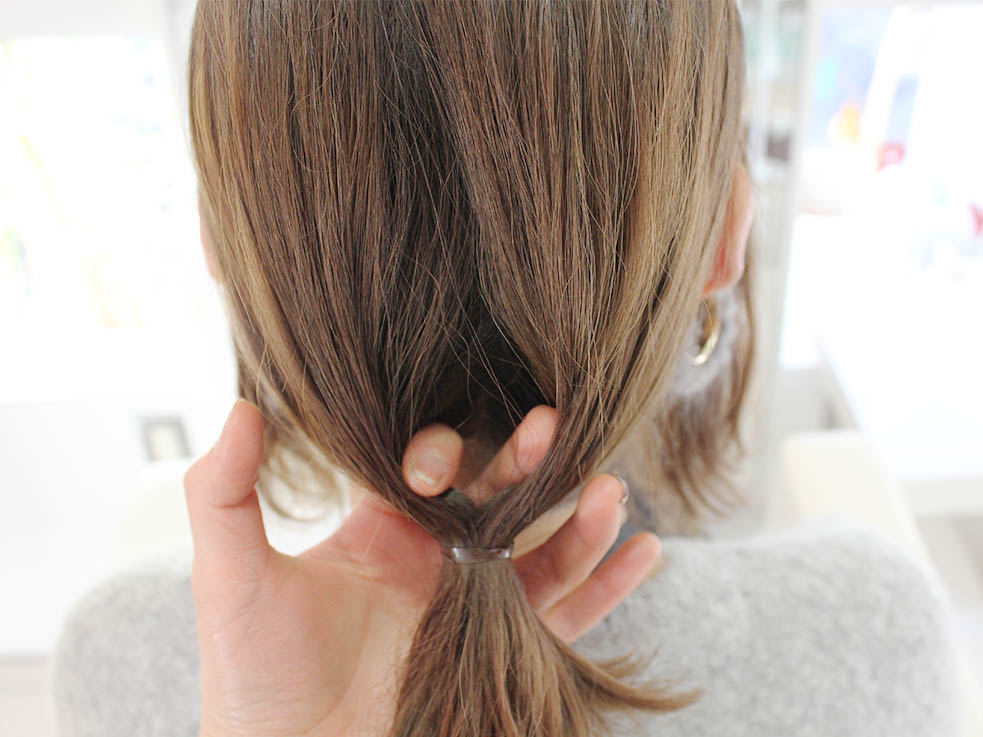 結び目の上に穴を開けます