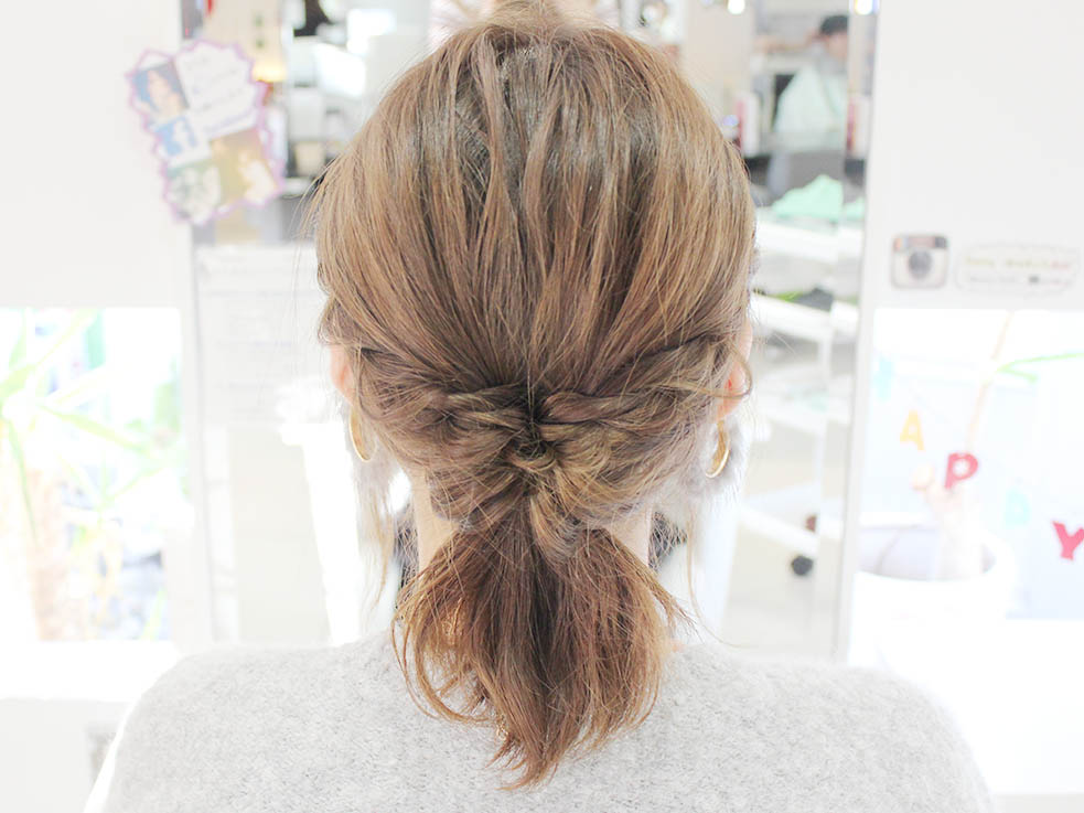 ねじった毛束の先を、くるりんぱした髪に入れ込んだら完成です