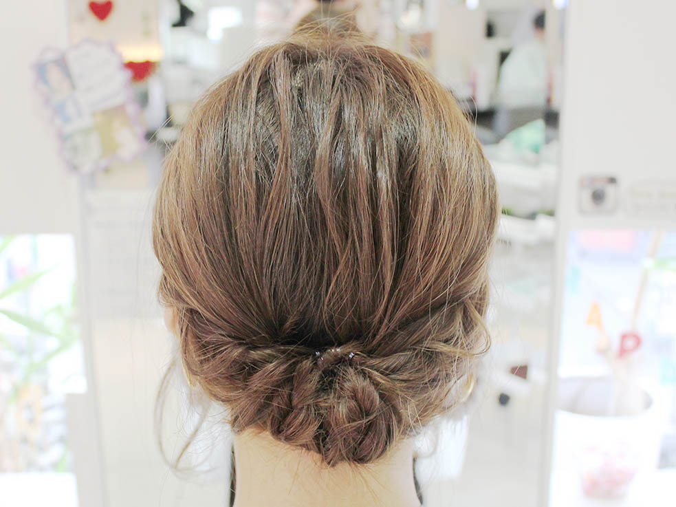 襟足の髪を持ち上げてまとめれば、アップスタイルに変身☆
