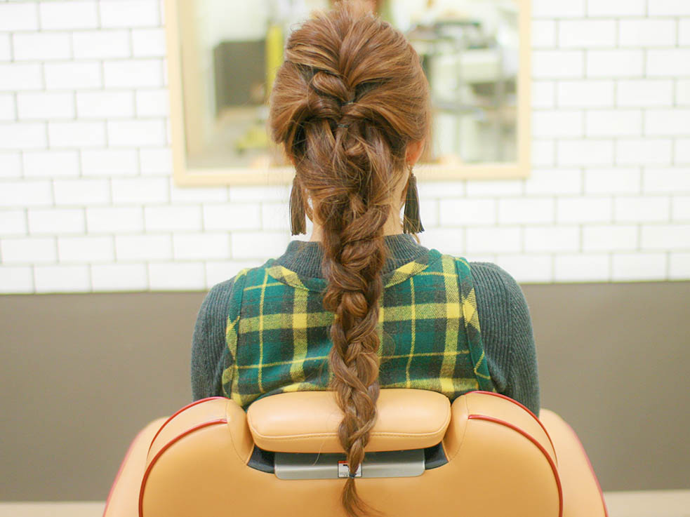 ⑥毛束を引き出しながら三つ編みにし、毛先まで編むと完成です。