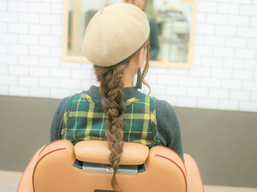 帽子をかぶると三つ編みが目立って◎ ベレー帽に合わせてみては?