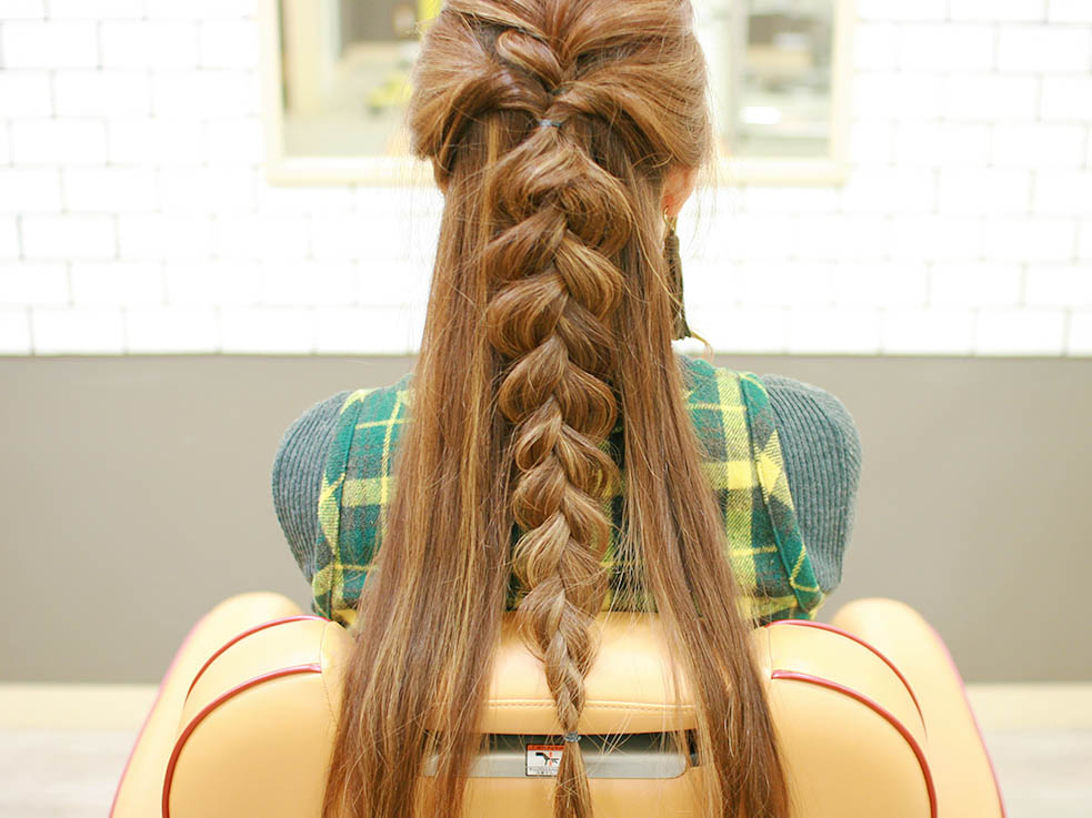 ④手順①とくるりんぱの毛先を合わせて、三つ編みにしていきます。