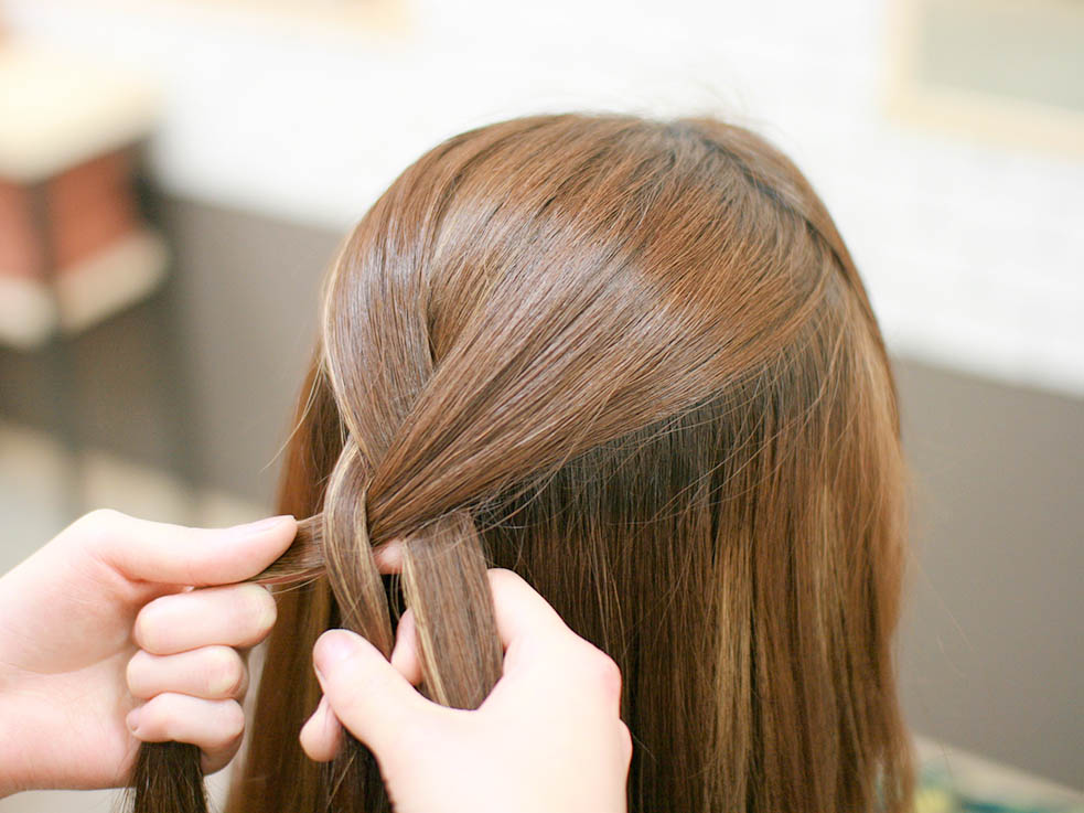 ①まず、トップの髪を取って、一順だけ三つ編みにします。