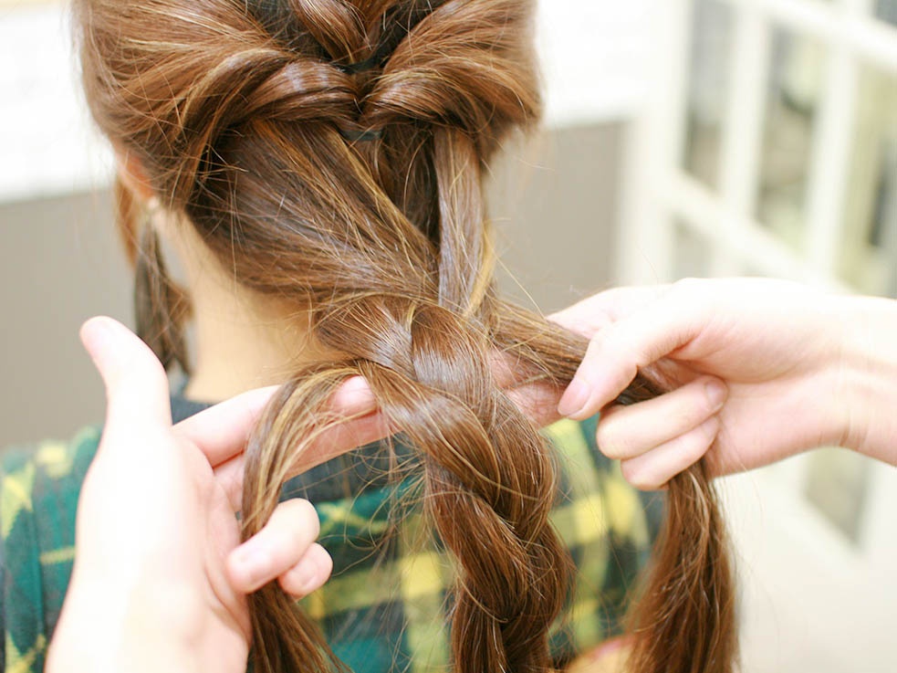 ⑤残っている髪を左右2つに分け、三つ編みの毛束と一緒に三つ編みにします。