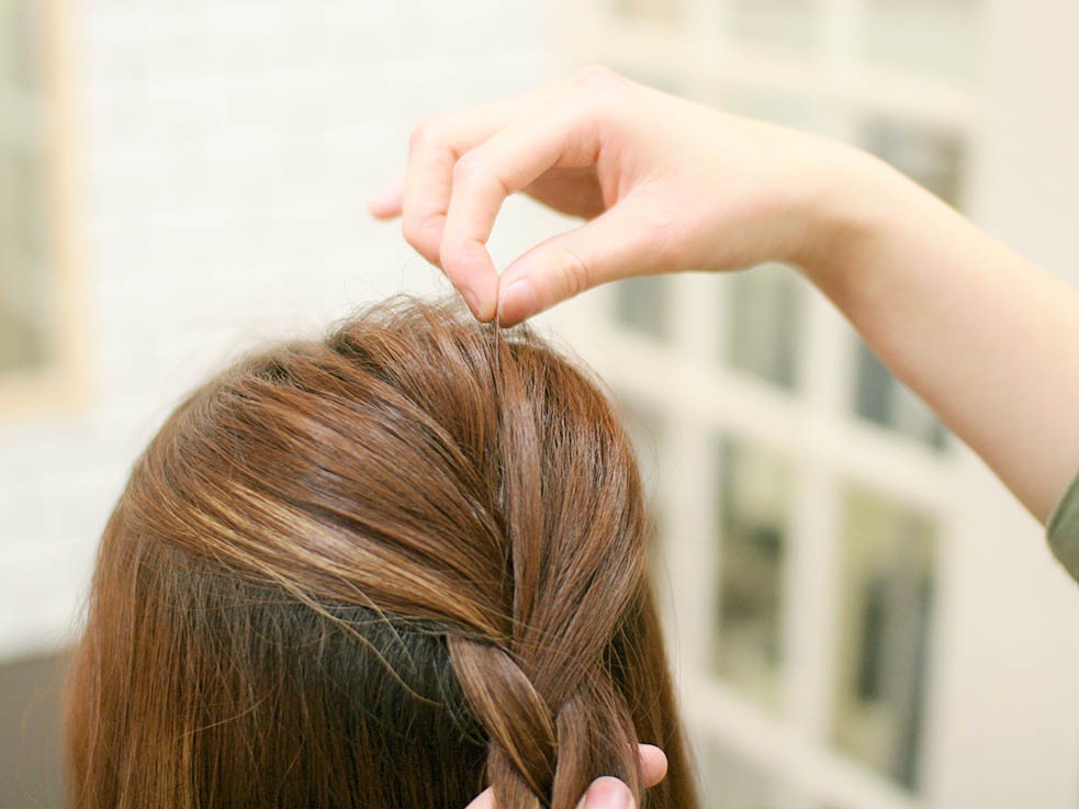 ②トップをルーズに引き出し、ヘアゴムで結びます。