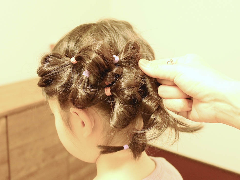 ③バランスを見ながら、4本の毛束をアメピンで固定して完成です。