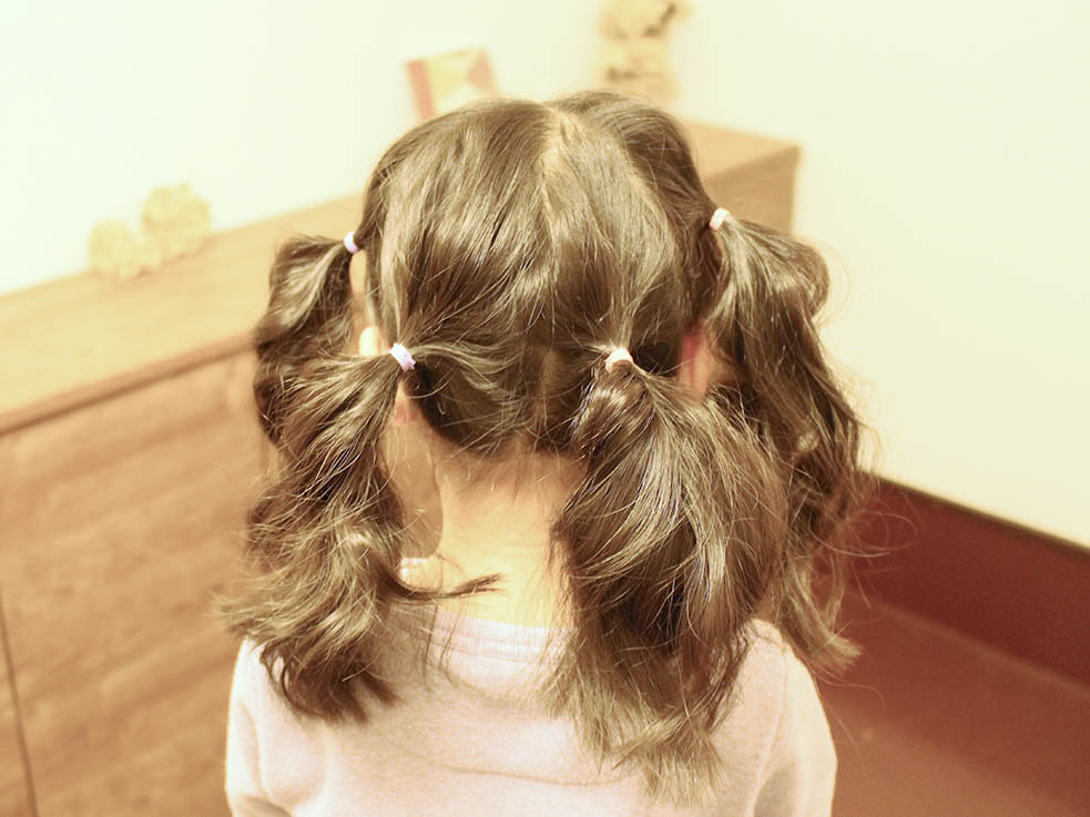 結んで留めるだけでできる玉ネギアップスタイルの作り方