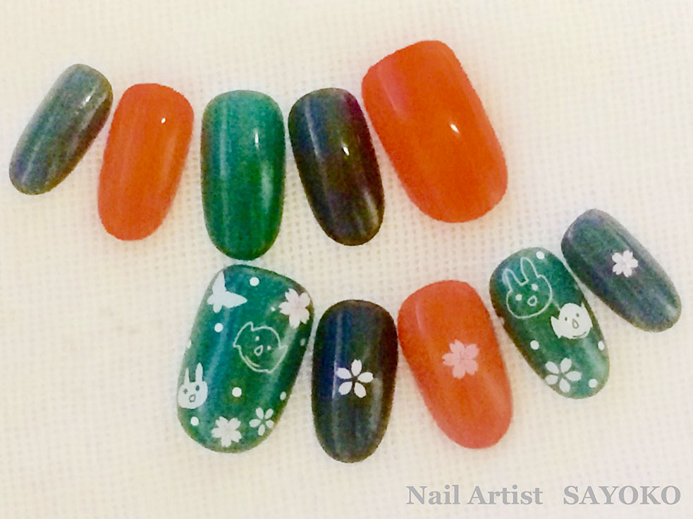 ネイルシールを貼れば、普段使いもしやすいポップなネイルに！